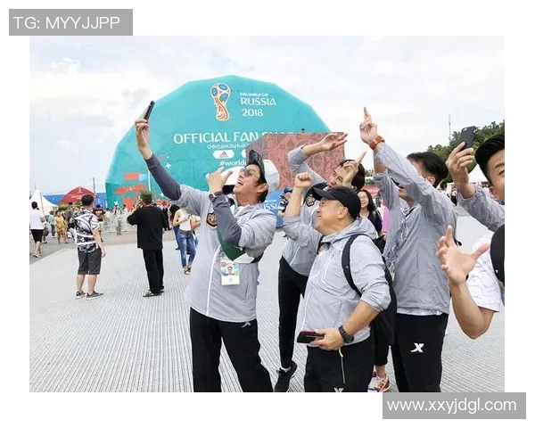 足球明星时尚风采展示围脖搭配的魅力与个性照片欣赏