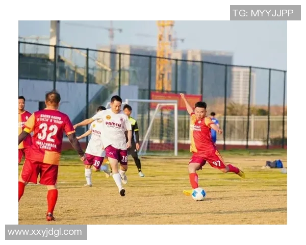 从绿茵场到人生新篇章受伤退役足球明星的奋斗与转型之路